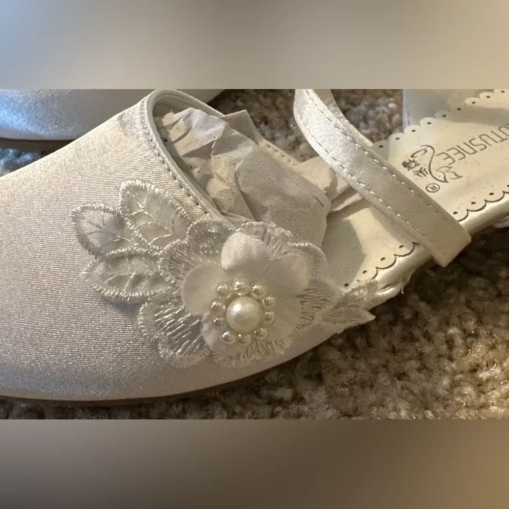 MRLOTUSNEE Girls High Heel White Flower Pearl Shoes Girls size 4.5Y NWOT